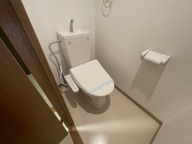 トイレ　同物件別号室の写真です。