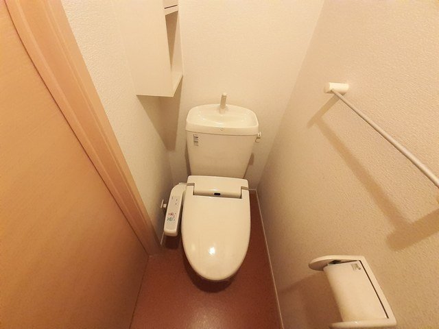 トイレ　落ち着いた色調のトイレです