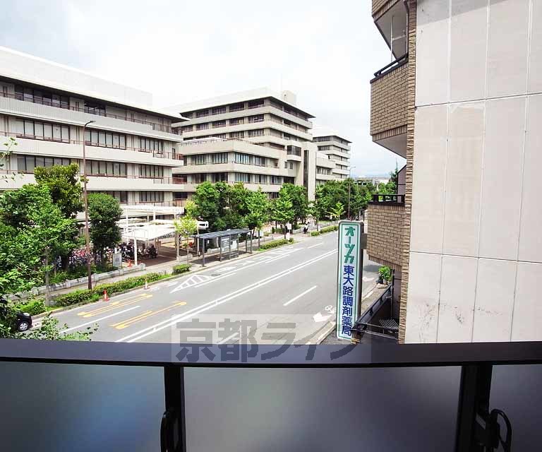 眺望　向かいの京大病院は、診察病棟なので目線は心配有りません。