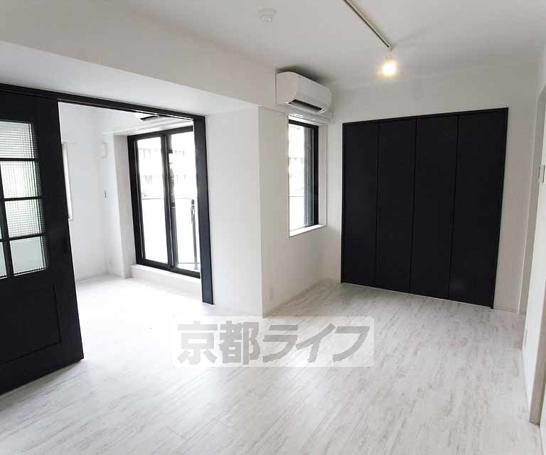 居室・リビング　明るくお落ち着く色調の素敵なお部屋ですね。