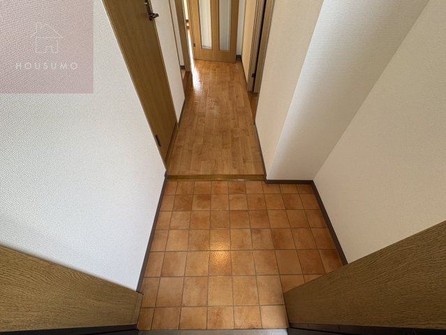 玄関　子供のお昼寝に使えるお部屋です