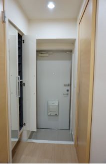 玄関　反転タイプの写真となります