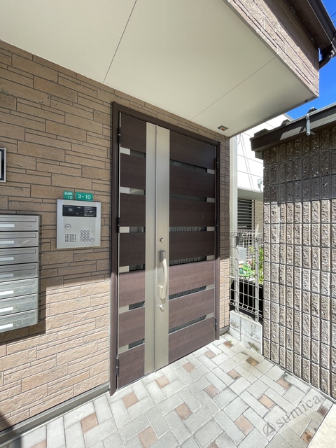 エントランス　落ち着いたエントランス。マンションを演出します。
