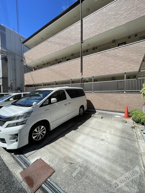 駐車場　広々とした駐車スペース。ハイルーフ車ＯＫ。