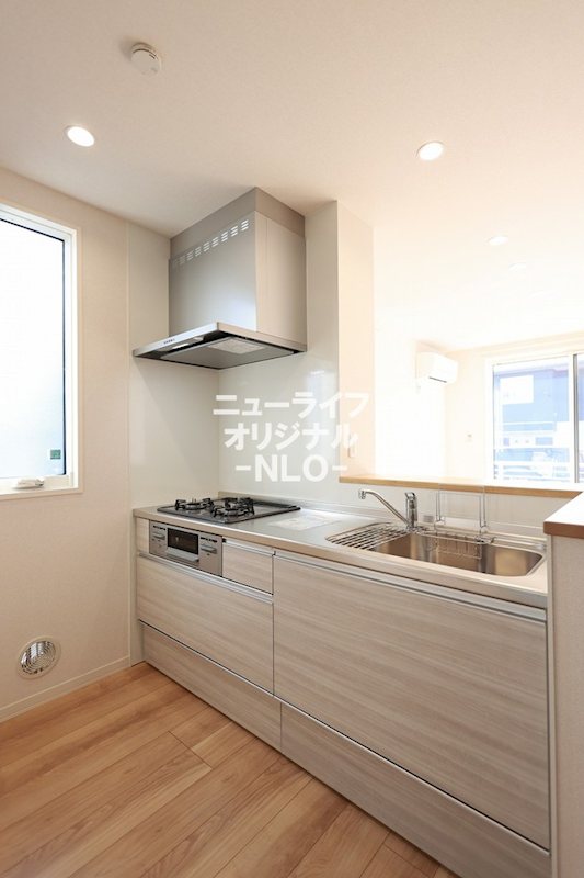 キッチン　3口グリル付きコンロ☆収納は人気のスライド式を採用☆