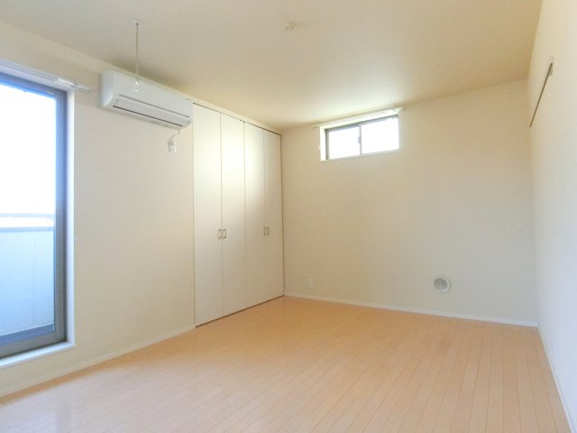 その他部屋・スペース　★高いところに横窓があります★