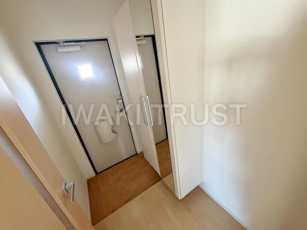 玄関　※同建物別部屋の参考写真です