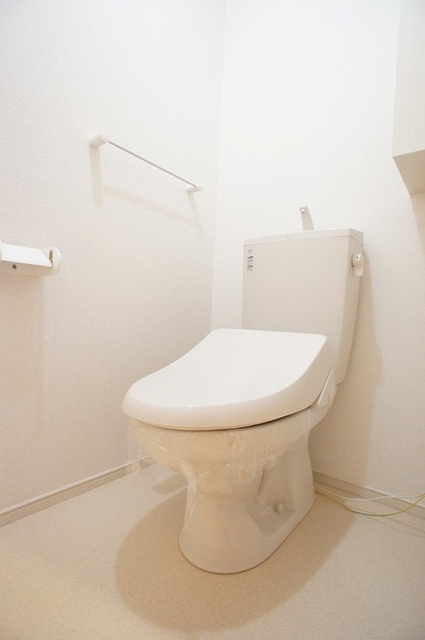 トイレ　トイレはシャワー付き洗浄便座で快適です