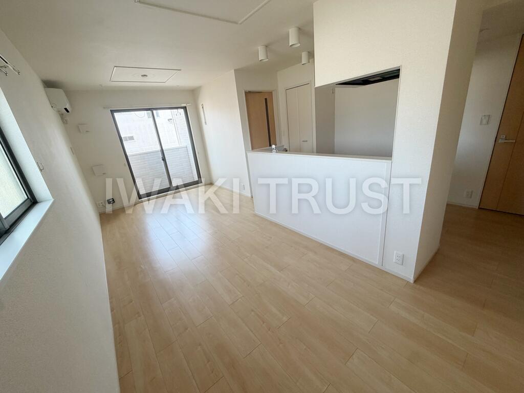 居室・リビング　※同建物別部屋の参考写真です