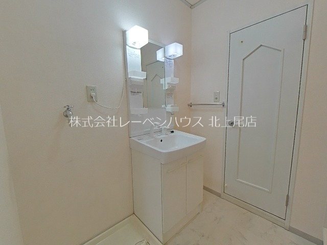 洗面設備　シャワー式の洗面化粧台
