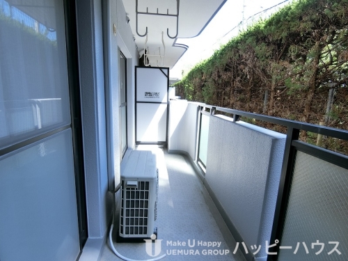 バルコニー　１０２号室の写真です。現況優先となります。※家具はつきません
