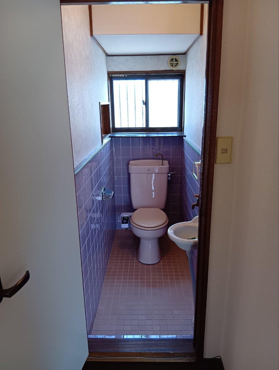 トイレ　温水洗浄便座付きのゆったりトイレで快適に使えます。