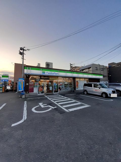 コンビニ　ファミリーマート 神松寺二丁目店（コンビニ）まで558m