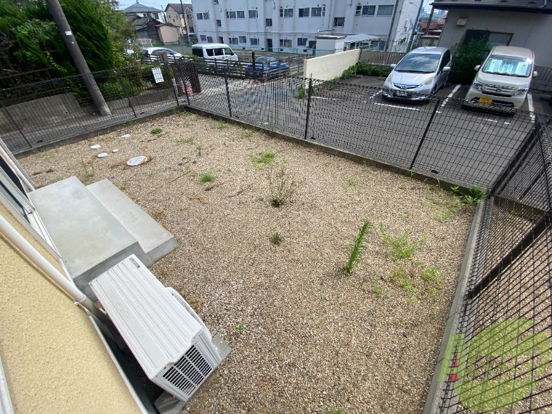 バルコニー　各居室に専用庭があります、広々としていますね