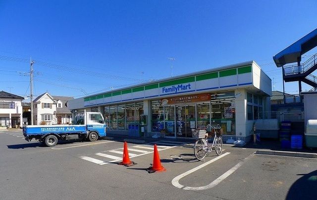 コンビニ　ファミリーマート（コンビニ）まで900m