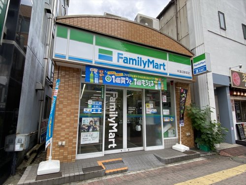 コンビニ　ファミリーマート 本蓮沼駅前店（コンビニ）まで593m