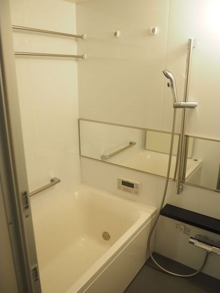 バス・シャワールーム　※写真は同じマンションの違う部屋のものになります。