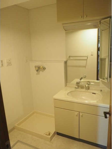 洗面設備　※写真は同じマンションの違う部屋のものになります。