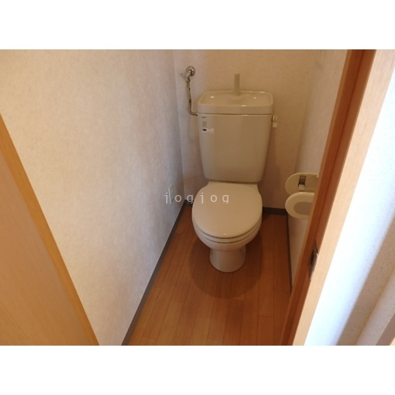 トイレ　嬉しい温水洗浄便座付きのトイレです。