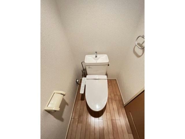トイレ　※写真は同じマンションの違う部屋のものになります。