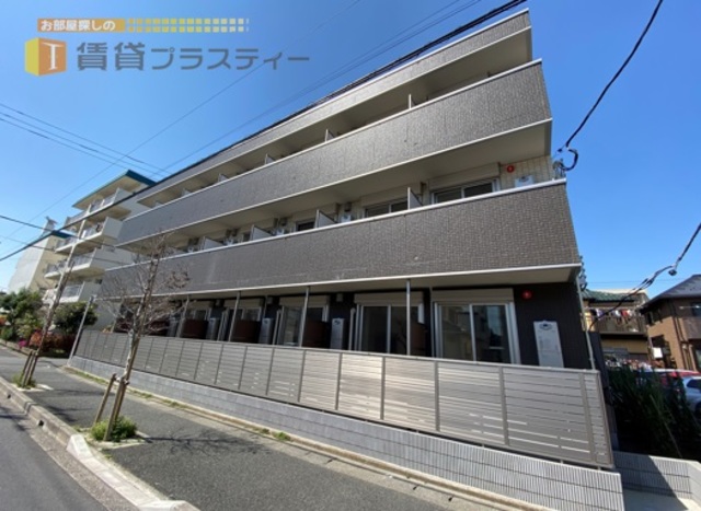 建物外観　隣がコンビニ。スーパーも近く、一人暮らしには強い味方