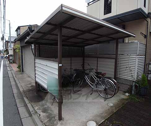 その他共有部分　屋根付きの駐輪場です。