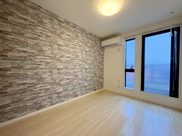 居室・リビング　窓が多く沢山日差しの入ってくるお部屋です！