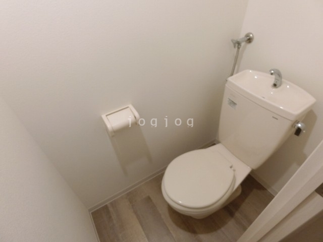 トイレ　嬉しい温水洗浄便座付きのトイレです。