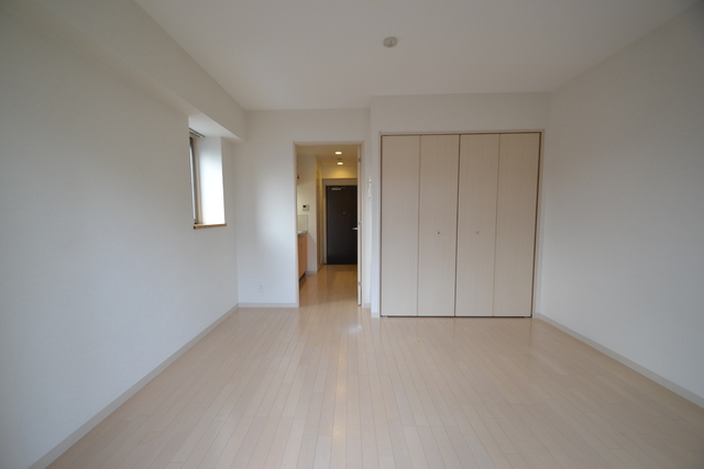 居室・リビング　８．２帖のゆったり洋室。角部屋です。
