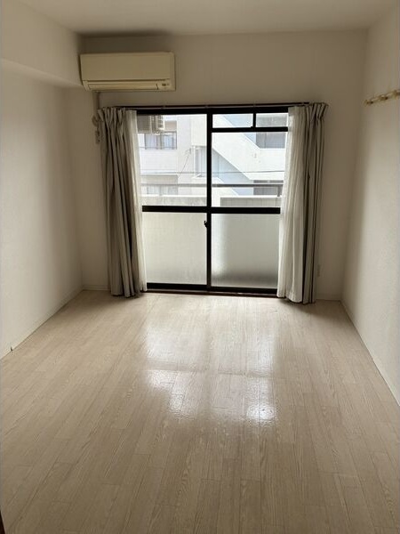 地下鉄東山線 岩塚駅 徒歩3分 5階建 築38年の居間写真