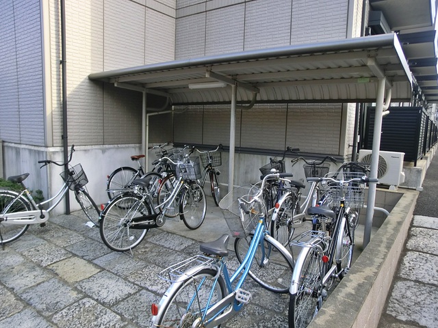 その他共有部分　屋根つきの駐輪スペースです♪