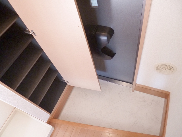 玄関　縦に長い下駄箱で靴もたくさん入ります。