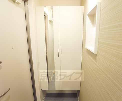 玄関　鏡付きのシューズボックスです