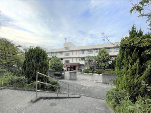 小学校　茨木市立西小学校（小学校）まで702m