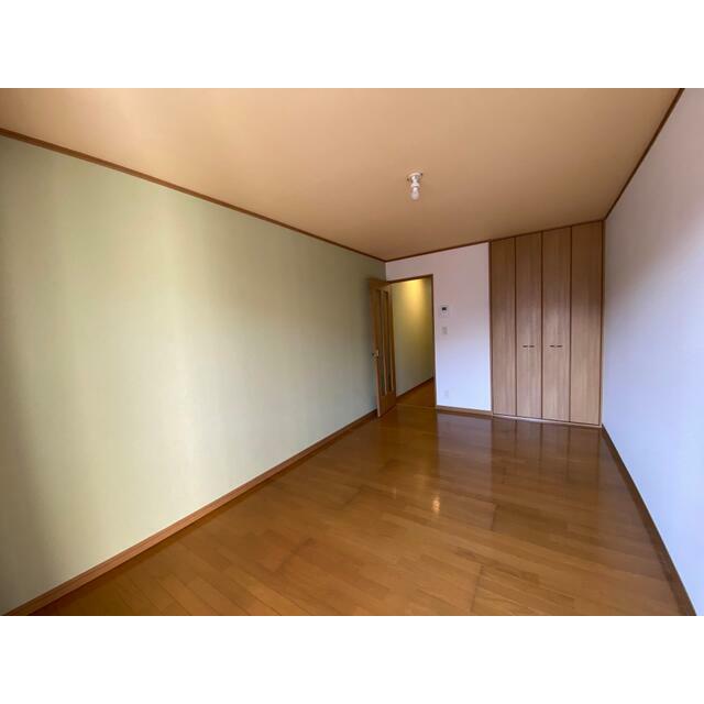 居室・リビング　アクセントカラーのかわいらしいお部屋です