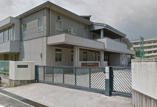 小学校　岡山市立妹尾小学校（小学校）まで984m