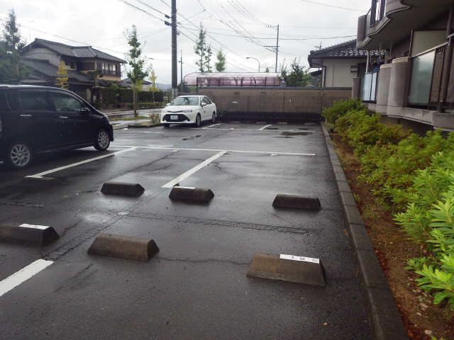 【カーサ　グランドーレの駐車場】