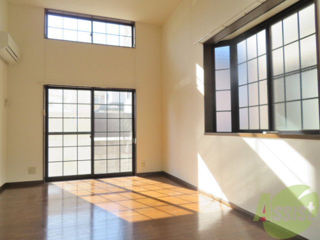 居室・リビング　リビングは日当たりも良くお部屋を明るく照らしてくれますね。