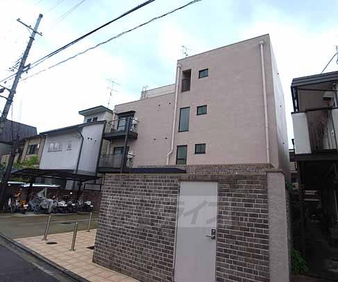 京都市伏見区桃山町鍋島のマンションの建物外観