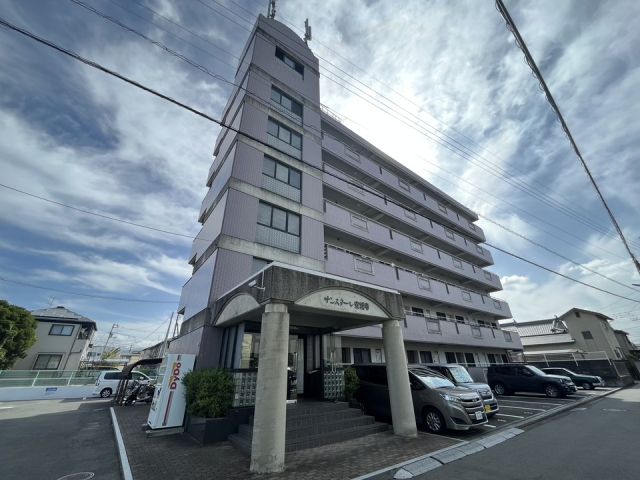 松山市安城寺町のマンションの建物外観