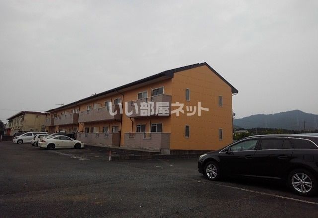 豊川市上長山町のアパートの建物外観