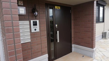 【熊本市南区島町のアパートのエントランス】