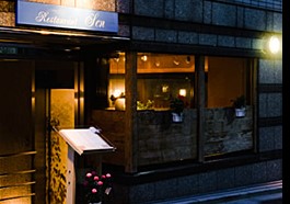 【市谷砂土原町パークハウスの飲食店】