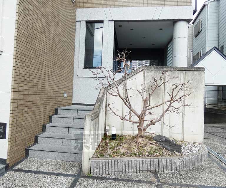 【京都市伏見区深草稲荷御前町のマンションのロビー】