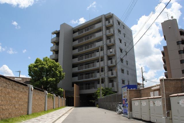 【守口市大日東町のマンションの建物外観】