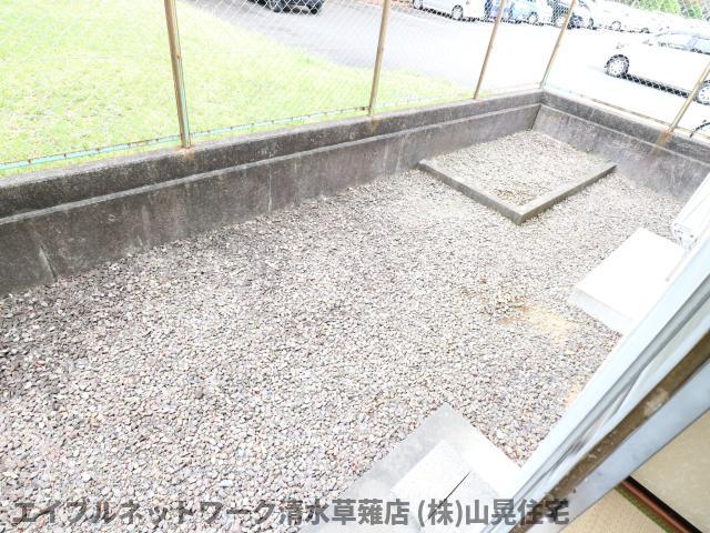 【静岡市駿河区谷田のアパートの庭】