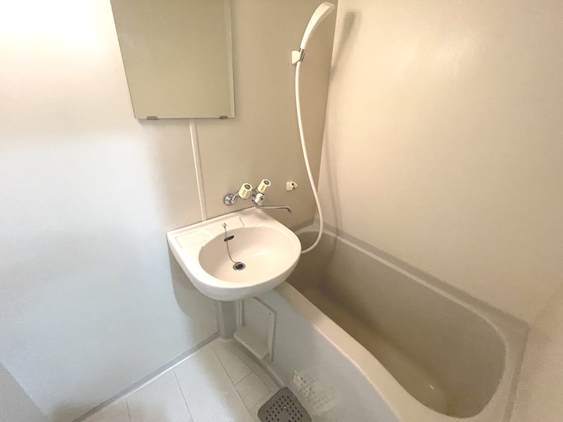 バス・シャワールーム　ユニットバスタイプです。