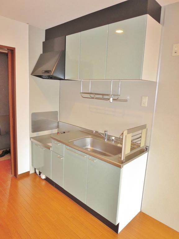 キッチン　扉は鏡面仕上げで清潔です！