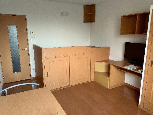 居室・リビング　1階はフローリング。部屋により家電製品が異なる場合あり。