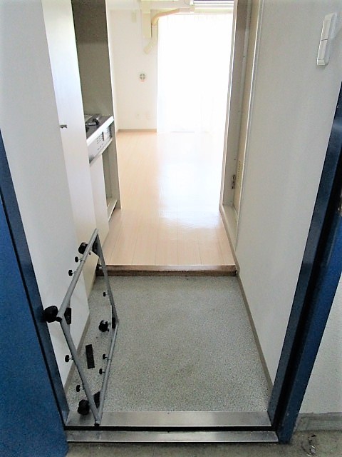 玄関　同建物の別号室のお写真です。